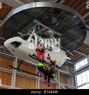 Dans un exercice de sauvetage de simulateur d'hélicoptère de sauvetage en montagne le centre de services pour la sécurité et la formation de Bad Toelz, Bavière, Allemagne Banque D'Images