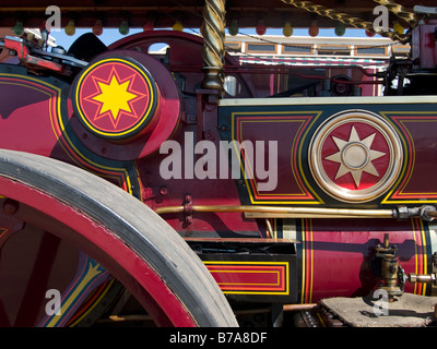 Un détail d'un moteur de traction avec ses roues laiton poli, star de motifs et bordée d 'out' Peinture Banque D'Images