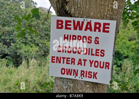 Le signe de danger, les hippopotames et les crocodiles, Santa Lucia, de Sainte-Lucie Wetlands Park, Afrique du Sud Banque D'Images