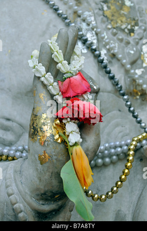 Geste de discussion, Mudra, la main d'une statue de Bouddha orné d'une guirlande florale, Wat Chana Songkhram, Bangkok, Thaïlande, Banque D'Images