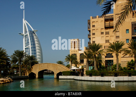 Madinat Jumeirah avec hôtel Burj Al Arab, Dubaï, Émirats arabes unis, Moyen Orient Banque D'Images