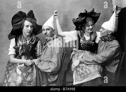 Photo historique, costume national, groupe ca. 1920 Banque D'Images