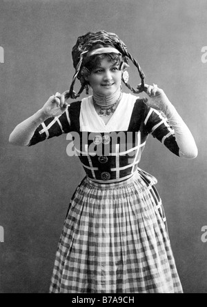 Photo historique, woman wearing hat panier comme parodie, sur la mode, ca. 1910 Banque D'Images