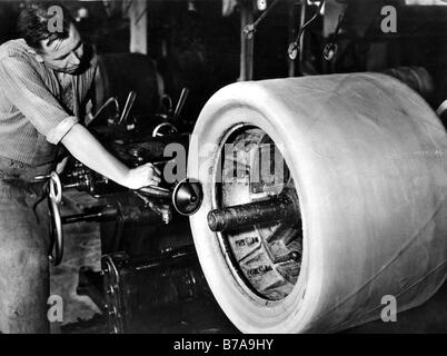 Photo historique, les travailleurs de l'usine de pneus, ca. 1940 Banque D'Images