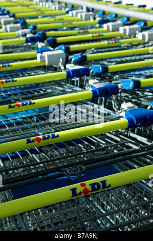 LIDL supermarché discount Shopping trolleys en Angleterre Banque D'Images