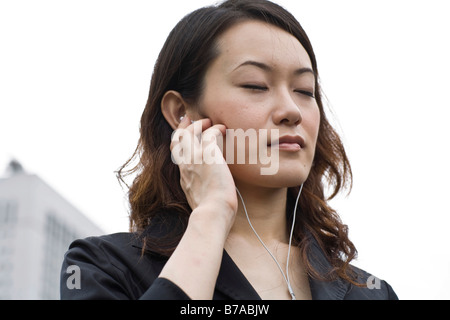 Jeune femme avec un Walkman, ipod, mp3-player, Tokyo, Japon, Asie Banque D'Images