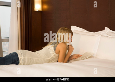 Jeune femme écrivant une lettre, Shanghai, Chine, Asie Banque D'Images