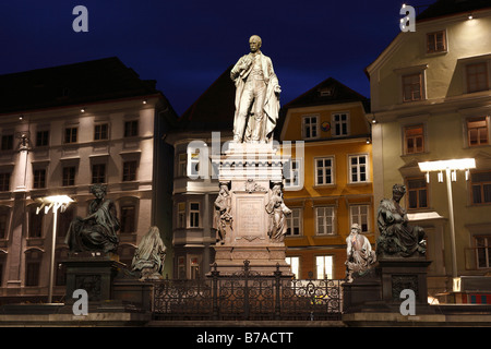 Fontaine avec le mémorial de l'archiduc Johann, sur place Hauptplatz, Graz, Styria, Austria, Europe Banque D'Images