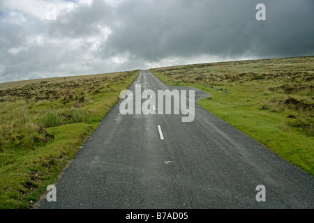 Route avec une baie de passage dans le Dartmoor National Park, Devon, Angleterre, Grande-Bretagne, Europe Banque D'Images