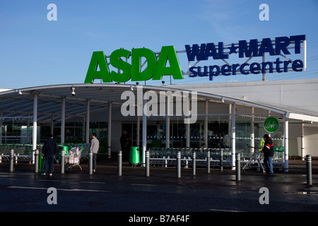 Façade entrée de l'ASDA et Wal-Mart Supercenter, Édimbourg, Écosse, Royaume-Uni, Europe Banque D'Images