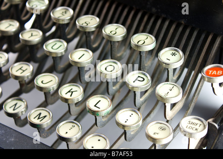 Clavier de machine à écrire manuelle avec une touche tab rouge Banque D'Images