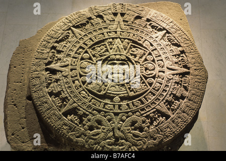 Mexicas ou aztèques Pierre du Soleil avec le soleil dieu Tonatiuhin dans le centre au Musée National d'anthropologie de Mexico. Banque D'Images