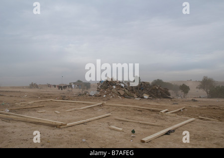 Ruines d'une maison démolie par les autorités israéliennes dans le village non reconnu d'al-Araqib de la tribu bédouine arabe d'Al-Turi, dans le désert du Néguev, en Israël Banque D'Images