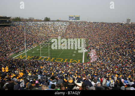 Pack des fans l'Université du Michigan stade de football pour un match de football. Banque D'Images