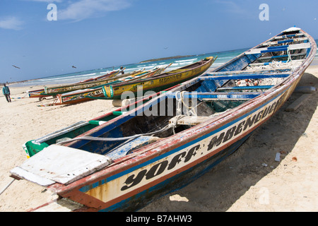 Les bateaux peints de couleurs vives bordent la plage de Yoff, un village de pêcheurs à 30 minutes à l'extérieur de la capitale du Sénégal ville de Dakar. Banque D'Images