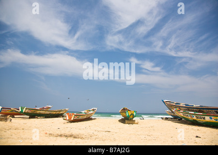 Les bateaux peints de couleurs vives bordent la plage de Yoff, un village de pêcheurs à 30 minutes à l'extérieur de la capitale du Sénégal ville de Dakar. Banque D'Images