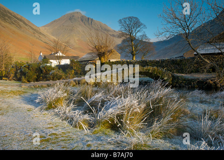 Vieux pont à cheval Wasdale Head, Parc National de Lake District, Cumbria, Angleterre, Royaume-Uni, avec grand Gable dans la distance Banque D'Images