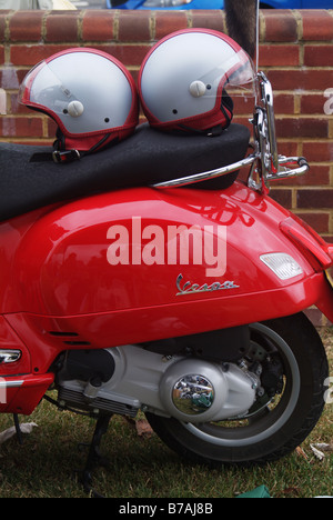 Mod moderne des années 1960 vespa scooter casque rouge véhicule à moteur Banque D'Images