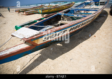 Les bateaux peints de couleurs vives bordent la plage de Yoff, un village de pêcheurs à 30 minutes à l'extérieur de la capitale du Sénégal ville de Dakar. Banque D'Images