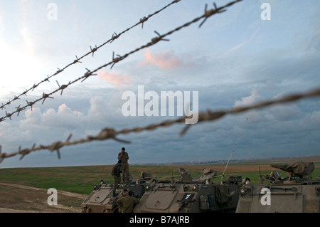 Soldat israélien se tient sur un véhicule de transport de troupes de l'APC à la frontière de Gaza Israël Banque D'Images