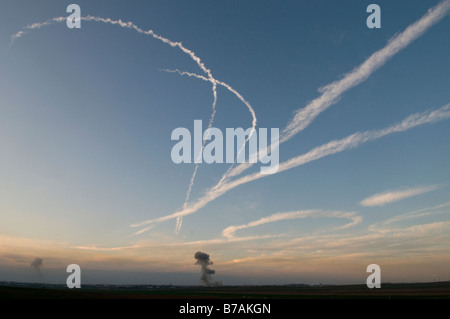 De la fumée s'affiche à la suite d'une attaque aérienne israélienne sur les positions de Hammas Dans le nord de la bande de Gaza Banque D'Images