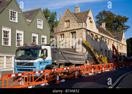 La réfection des routes et de pose du tuyau le long de St Aldates à Oxford, Angleterre, Royaume-Uni. Banque D'Images