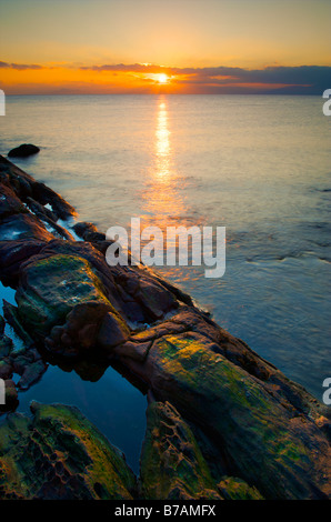 Seascape view de la clyde au coucher du soleil sur un éperon rocheux à marée basse Banque D'Images