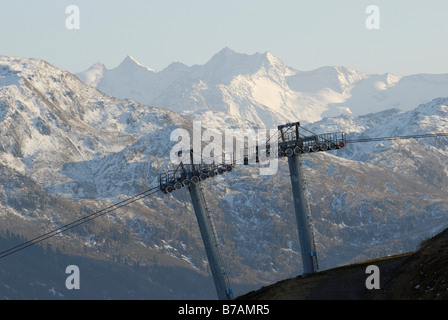 Poteaux de soutien avec les cordes d'un téléphérique, en face de montagnes couvertes de neige, Schatzberg, Grimmler Tauern à l'arrière, Al Banque D'Images
