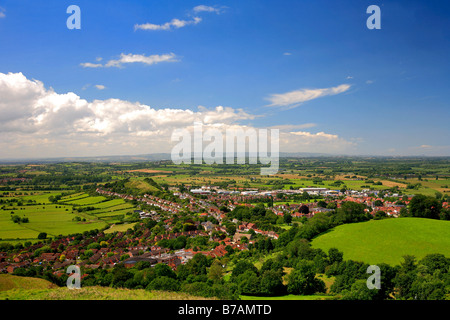 Vue de la ville de Glastonbury Tor de Glastonbury St Michael's Tower Somerset England Angleterre UK Banque D'Images