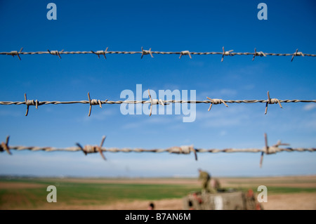 Des soldats israéliens sur des véhicules blindés APC lors de patrouille à la frontière Israel-Gaza, Israël Banque D'Images