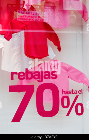 Vente signe sur vitrine dans l'Espagne. Rebajas vente signifie en espagnol. Banque D'Images