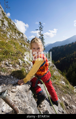 Fille, 5, grimper sur la montagne Kofel dans la haute Alpes Ammergau, Haute-Bavière, Bavaria, Germany, Europe Banque D'Images