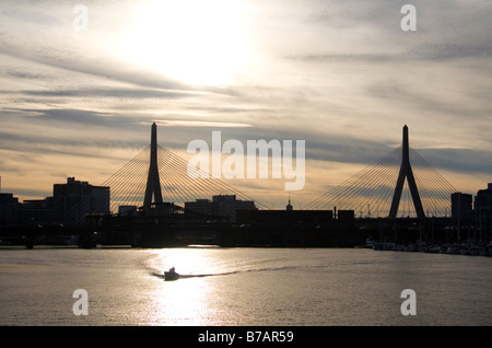 La Leonard P Zakim Bunker Hill Memorial Bridge enjambant la rivière Charles Boston Massachusetts USA Banque D'Images
