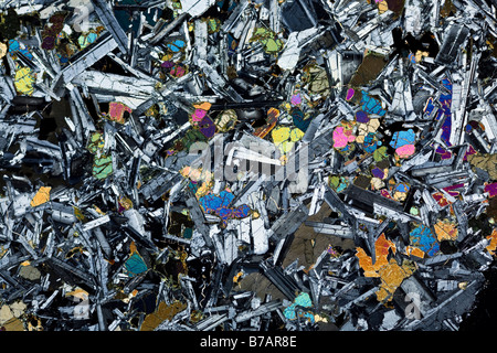 Photomicrographie d'un basalte à olivine faites glisser l'article, l'éclairage, à polarisation croisée Cuillin Hills, à l'île de Skye UK Banque D'Images