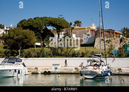 Bateaux dans la Marina de Cabopino Marbella Malaga Andalousie Espagne sun coast Banque D'Images