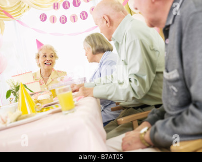 D'anniversaire à résidence pour personnes âgées Banque D'Images