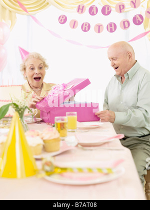 D'anniversaire à résidence pour personnes âgées Banque D'Images