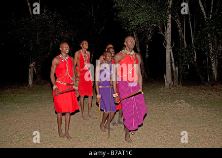 Les guerriers Masaï Mara nuit à danser à la réserve du Kenya Banque D'Images