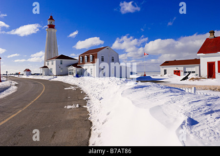 Road par Pointe-au-Pere Phare, Rimouski, Québec, Canada Banque D'Images