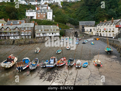 Bateaux de pêche sur la plage de Clovelly près de Bideford dans le Nord du Devon England UK Banque D'Images