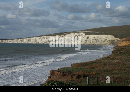 Vue sur les falaises à Totland Bay, l'eau douce, l'île de Wight. Banque D'Images