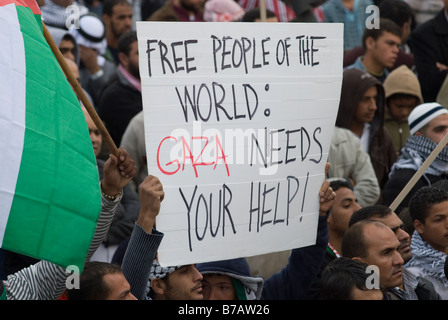 Les Bédouins israéliens prennent part à une manifestation contre l'opération militaire israélienne dans la bande de Gaza, dans le village d'AR'arat an-Naqab, dans le désert du Néguev en Israël Banque D'Images