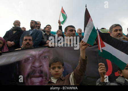 Les Bédouins israéliens prennent part à une manifestation contre l'opération militaire israélienne dans la bande de Gaza, dans le village d'AR'arat an-Naqab, dans le désert du Néguev en Israël Banque D'Images