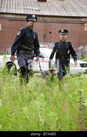 Domaine de la recherche des agents de police avec la Police Dog Banque D'Images