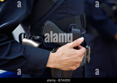 Close-up d'arme de l'agent de police Banque D'Images