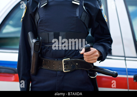 Close-up d'arme de l'agent de police et la nuit Stick Banque D'Images