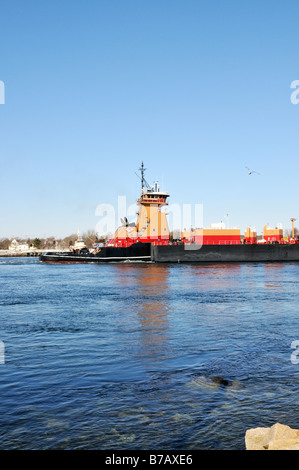 Tugboat pushing un chaland d'essence dans l'océan Banque D'Images