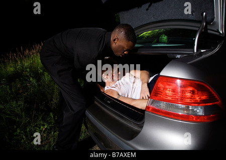 Mettre l'homme au corps tronc de voiture Banque D'Images