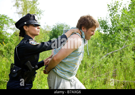 Agent de police arrestation suspect Banque D'Images