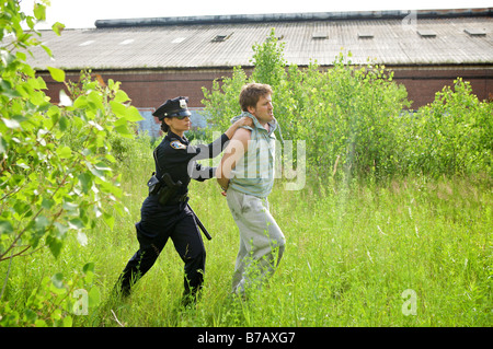 Agent de police arrestation suspect Banque D'Images